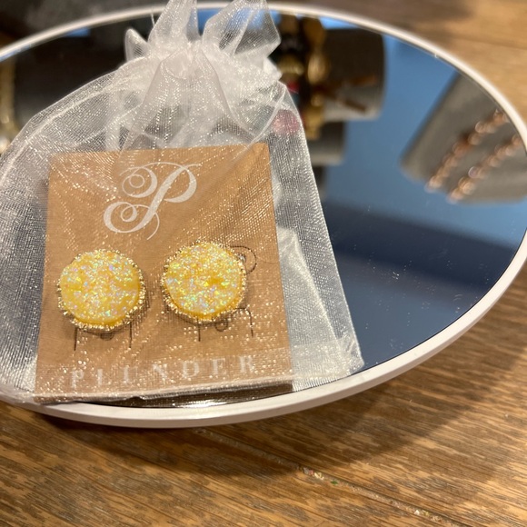 NIB Plunder Druzy Studs in yellow. - Picture 1 of 3